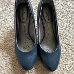 LifeStride Navy Parigi Pumps